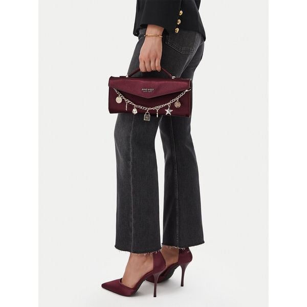 Torebka Nine West. Fioletowe torebki do ręki damskie Nine West, bez wzorów, klasyczne, bez dodatków. Za 179.99 zł.