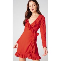 NA-KD Boho Kopertowa sukienka z długim rękawem i falbaną - Red. Sukienki damskie marki NA-KD Boho. Za 161.95 zł.