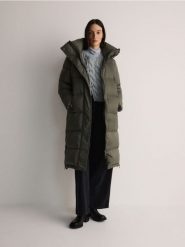 Puchowy płaszcz z kapturem - zielony. Zielone płaszcze damskie Reserved, l, bez wzorów, z puchu, z kapturem. W wyprzedaży za 459.99 zł.