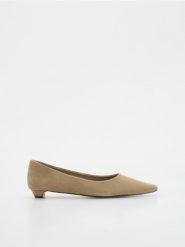 Zamszowe baleriny - kremowy. Białe baleriny damskie Reserved, bez wzorów, z zamszu, bez obcasa. W wyprzedaży za 129.99 zł.