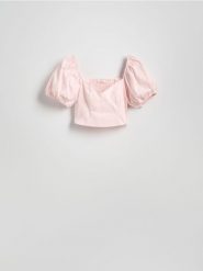 Krótka bluzka z bufiastymi rękawami - pastelowy róż. Czerwone bluzki damskie Reserved, l, bez wzorów, z dzianiny, bez kołnierzyka, bez ramiączek. W wyprzedaży za 39.99 zł.