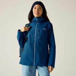 Kurtka turystyczna przeciwdeszczowa damska Birchdale wodoodporna. Niebieskie kurtki sportowe damskie Regatta, bez wzorów, z tkaniny, bez kaptura, trekkingowe. W wyprzedaży za 330.50 zł.