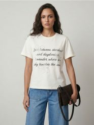 Bawełniana koszulka z ozdobnymi perłami i napisem - kremowy. Białe t-shirty damskie Sinsay, l, bez wzorów, z bawełny, bez kołnierzyka. Za 25.99 zł.