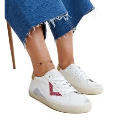 Białe sneakersy z efektem ,,znoszenia'' Gombola. Białe trampki i tenisówki damskie bez wzorów, bez zapięcia. Za 101.26 zł.