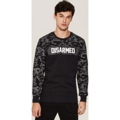 Bluza camo z napisem - Czarny. Bluzy męskie marki House. W wyprzedaży za 49.99 zł.