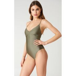 NA-KD Swimwear Kostium kąpielowy sznurowany z tyłu - Green. Kostiumy jednoczęściowe damskie marki NA-KD Swimwear. Za 100.95 zł.