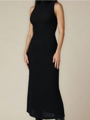 Prążkowana sukienka maxi z połgolfem - czarny. Czarne sukienki damskie Sinsay, l, bez wzorów, prążkowane, bez kołnierzyka, bez ramiączek, maxi. Za 79.99 zł.