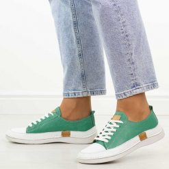 Zielone skórzane półbuty damskie T.Sokolski 8260. Zielone obuwie sportowe damskie Sokolski, na jesień, bez wzorów, z jeansu, eleganckie, z okrągłym noskiem, bez obcasa, na płaskiej podeszwie, bez zapięcia. Za 299.00 zł.