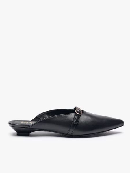 Czarne mule z paskiem na miniobcasie. Czarne czółenka damskie Ryłko, bez wzorów, ze skóry, eleganckie, bez obcasa, na obcasie, bez zapięcia. Za 379.99 zł.