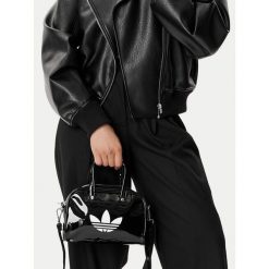 Torebka adidas. Czarne torebki do ręki damskie Adidas, bez wzorów, klasyczne, bez dodatków. Za 158.99 zł.