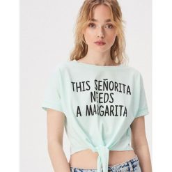 Wiązany t-shirt ze sloganem - Turkusowy. Niebieskie t-shirty damskie marki Sinsay, bez wzorów, bez kołnierzyka. Za 19.99 zł.