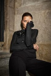 Bluzka z ozdobnymi rękawami czarna. Czarne bluzki damskie MOODO, l, bez wzorów, z elastanu, bez kołnierzyka, bez ramiączek. Za 89.99 zł.