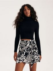 Spódnica mini z wiązaniem - czarny. Czarne spódnice damskie Reserved, l, bez wzorów, z wiskozy, mini, kopertowe. W wyprzedaży za 35.99 zł.