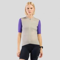 Koszulka rowerowa damska Odlo ESSENTIAL HERITAGE PRINT T-shirt. Białe koszulki sportowe damskie Odlo, bez wzorów, bez kołnierzyka, bez ramiączek, rowerowe. W wyprzedaży za 288.75 zł.