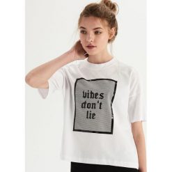 Bawełniany t-shirt z nadrukiem - Biały. T-shirty damskie marki Sinsay. Za 24.99 zł.