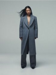 Wełniany płaszcz - jasnoszary. Szare płaszcze damskie Reserved, l, bez wzorów, z tkaniny, klasyczne, bez kaptura. W wyprzedaży za 199.99 zł.