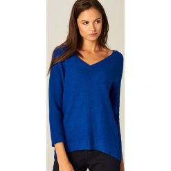Sweter z dekoltem w szpic - Niebieski. Swetry damskie marki Mohito. Za 89.99 zł.