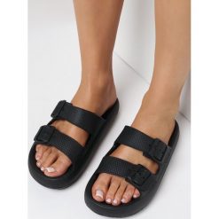 Czarne Klapki Barbelaia. Czarne klapki damskie Born2be, z aplikacjami, z gumy, bez obcasa, na płaskiej podeszwie. Za 24.99 zł.