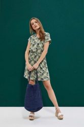 Sukienka z roślinnym nadrukiem. Brązowe sukienki damskie MOODO, xs, bez wzorów, z elastanu, bez kołnierzyka, bez ramiączek. W wyprzedaży za 29.99 zł.