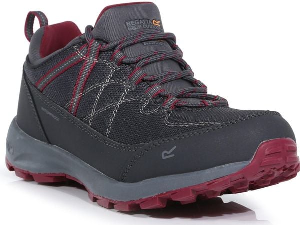 Buty trekkingowe dla kobiet Regatta SAMARIS LOW. Czerwone trekkingi damskie Regatta, trekkingowe. Za 239.99 zł.