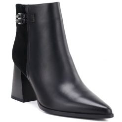 Skórzane botki damskie na obcasie czarne D&A S.Barski CR62-3477. Czarne botki damskie d&a, ze skóry, eleganckie, bez obcasa, na obcasie, bez zapięcia. Za 319.99 zł.