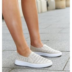Beżowe wsuwane tenisówki Hilal beżowy. Brązowe trampki i tenisówki damskie w ażurowe wzory, z materiału, eleganckie, bez zapięcia. Za 77.42 zł.