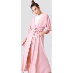 NA-KD Boho Sukienka z wiązanym rękawem - Pink. Sukienki damskie marki NA-KD Boho. W wyprzedaży za 40.38 zł.