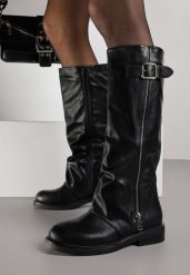 Czarne Kozaki Typu Bikery Ozdobione Suwakiem i Klamrą Linvera. Czarne kozaki damskie Born2be, z jeansu, bez obcasa, na płaskiej podeszwie. Za 179.99 zł.