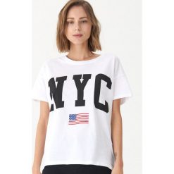 T-shirt z nadrukiem New York - Biały. T-shirty damskie House. W wyprzedaży za 19.99 zł.