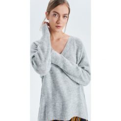 Sweter z głębokim dekoltem - Jasny szary. Swetry damskie marki Cropp. Za 89.99 zł.