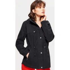 Lekka parka z kapturem - Czarny. Parki damskie marki Cropp. W wyprzedaży za 49.99 zł.