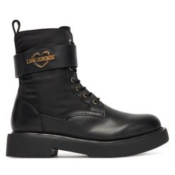 Trzewiki LOVE MOSCHINO. Czarne botki damskie Love Moschino, bez obcasa, na płaskiej podeszwie, bez zapięcia. Za 1,019.00 zł.