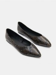 Baleriny z motywem skóry węża - beżowy. Brązowe baleriny damskie Sinsay, bez wzorów, ze skóry, bez obcasa. Za 29.99 zł.