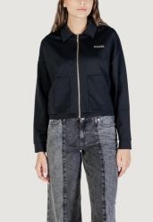 Bluza Kobieta GUESS ACTIVE CARLA CROP ZIP JACKET. Czarne bluzy sportowe damskie Guess Active, l, z aplikacjami, z jeansu, bez kaptura. Za 479.90 zł.