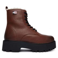 Trzewiki Tommy Jeans. Brązowe botki damskie Tommy Jeans, z jeansu, bez obcasa, na płaskiej podeszwie, bez zapięcia. Za 749.99 zł.