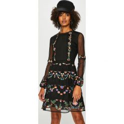 Desigual - Sukienka. Brązowe sukienki damskie Desigual, z haftami, z koronki, casualowe, z okrągłym kołnierzem. Za 749.90 zł.