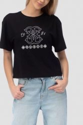GUESS Czarny damski t-shirt na krótki rękaw z wyszywanym logo Gabi, Rozmiar L. Czarne t-shirty damskie Guess, l, z aplikacjami, eleganckie, bez kołnierzyka. W wyprzedaży za 79.99 zł.