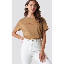 NA-KD Trend T-shirt oversize Game Over - Beige. Brązowe t-shirty damskie NA-KD Trend, z nadrukiem, z jersey, z okrągłym kołnierzem. Za 72.95 zł.