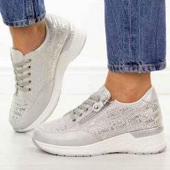 Srebrne skórzane sneakersy damskie S.Barski 7081. Szare półbuty damskie S.BARSKI, na jesień, bez wzorów, z dresówki, casualowe, z okrągłym noskiem, bez obcasa, bez zapięcia. Za 279.00 zł.