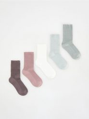 Bawełniane skarpetki 5 pack - jasnofioletowy. Fioletowe skarpety damskie Reserved, bez wzorów, z bawełny. W wyprzedaży za 29.99 zł.