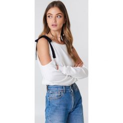 Debiflue x NA-KD Sweter z wycięciami na ramionach - White. Swetry damskie marki Debiflue x NA-KD. W wyprzedaży za 48.58 zł.