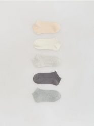 Krótkie skarpetki 5 pack - ciemnoszary. Szare skarpety damskie Reserved, bez wzorów. Za 49.99 zł.