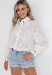 Biała Koszula z Koronką i Metaliczną Nitką Maikia. Białe bluzki damskie Born2be, m, z aplikacjami, z koronki, eleganckie, bez kołnierzyka, bez ramiączek. Za 69.99 zł.