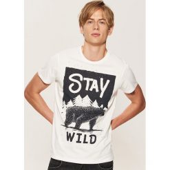 T-shirt z napisem Stay wild - Kremowy. Białe t-shirty męskie House, z napisami. Za 29.99 zł.