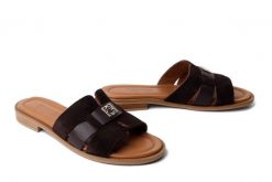 Artiker Relaks 58C2128 BROWN SUEDE, klapki damskie. Brązowe klapki damskie Artiker Relaks, bez wzorów, z nubiku, bez obcasa. Za 194.90 zł.