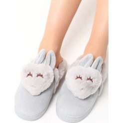 Jasnoszare Kapcie Hearty Hare. Szare kapcie damskie Born2be, z materiału. Za 34.99 zł.