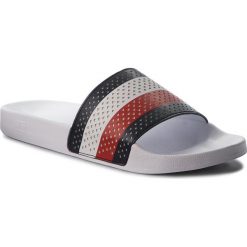 Klapki TOMMY HILFIGER - Pool Slide FM0FM01830 White 100. Niebieskie klapki męskie Tommy Hilfiger, ze skóry ekologicznej. W wyprzedaży za 169.00 zł.