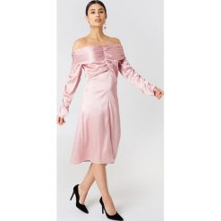 NA-KD Party Sukienka z odkrytymi ramionami - Pink. Sukienki damskie marki NA-KD Party. W wyprzedaży za 36.58 zł.