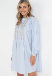 Niebieska Pudełkowa Sukienka Mini z Ozdobnym Haftem Rosenwyn. Niebieskie sukienki damskie Born2be, l, z aplikacjami, bez kołnierzyka, bez ramiączek, mini. Za 169.99 zł.
