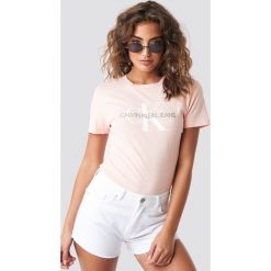 Calvin Klein T-shirt Monogram Logo Regular Fit - Pink. Różowe t-shirty damskie Calvin Klein, z nadrukiem, z klasycznym kołnierzykiem. W wyprzedaży za 156.07 zł.